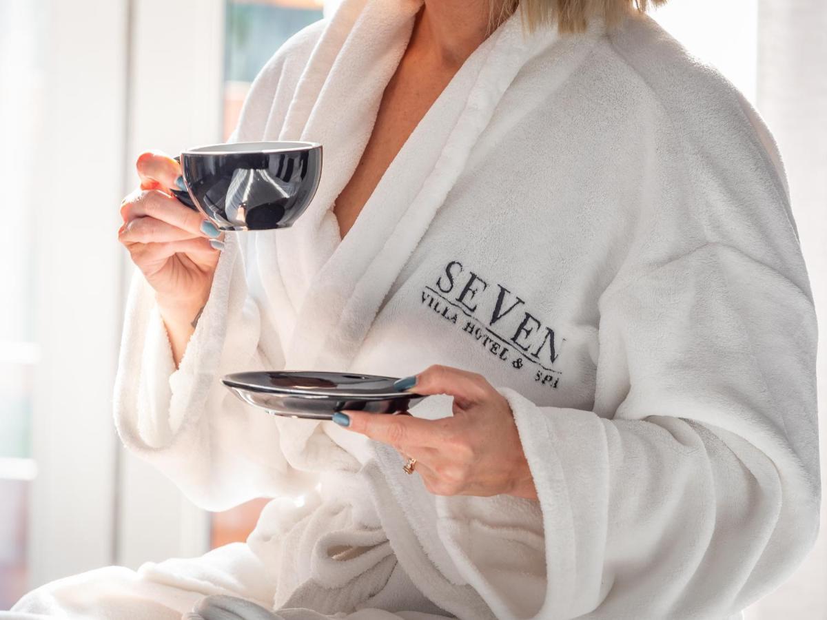 Seven Villa Hotel & Spa Johannesburg Exterior photo A woman wearing a bathrobe