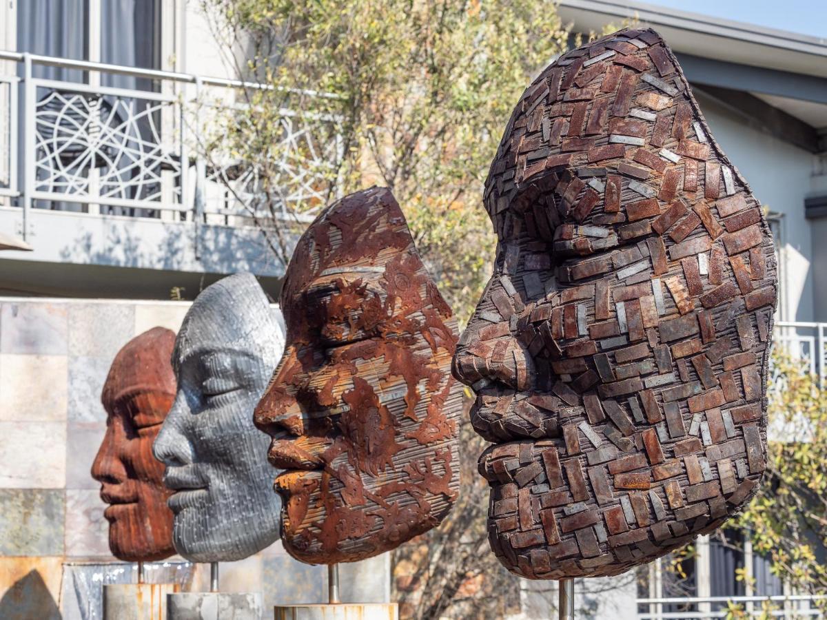 Seven Villa Hotel & Spa Johannesburg Exterior photo Sculpture in the town of San Juan de Aznalfarache