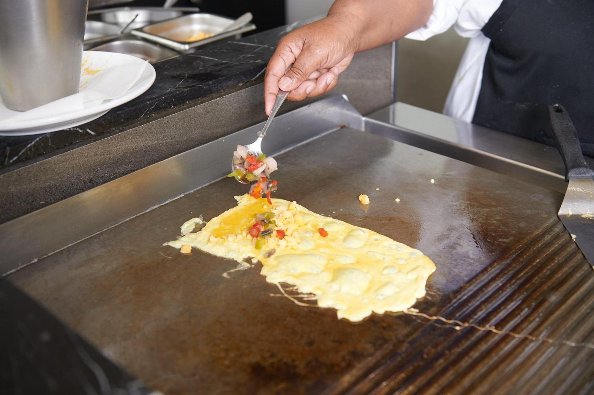 Seven Villa Hotel & Spa Johannesburg Exterior photo Preparation of an omelette