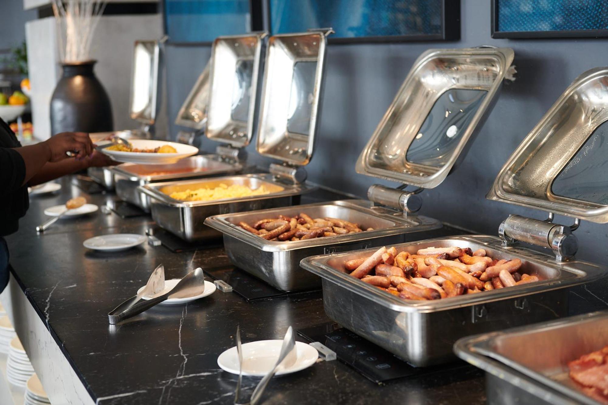 Seven Villa Hotel & Spa Johannesburg Exterior photo A buffet