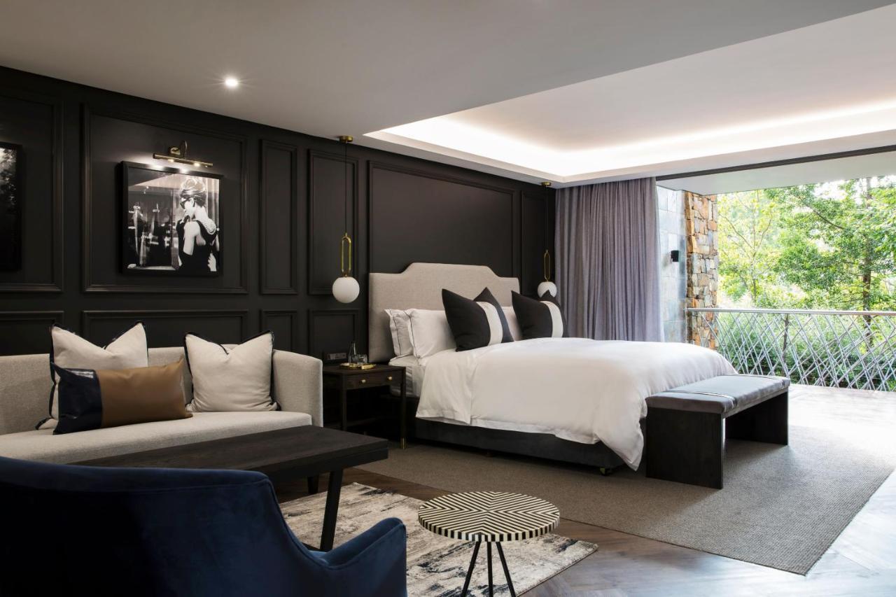 Seven Villa Hotel & Spa Johannesburg Exterior photo A bedroom at the hotel